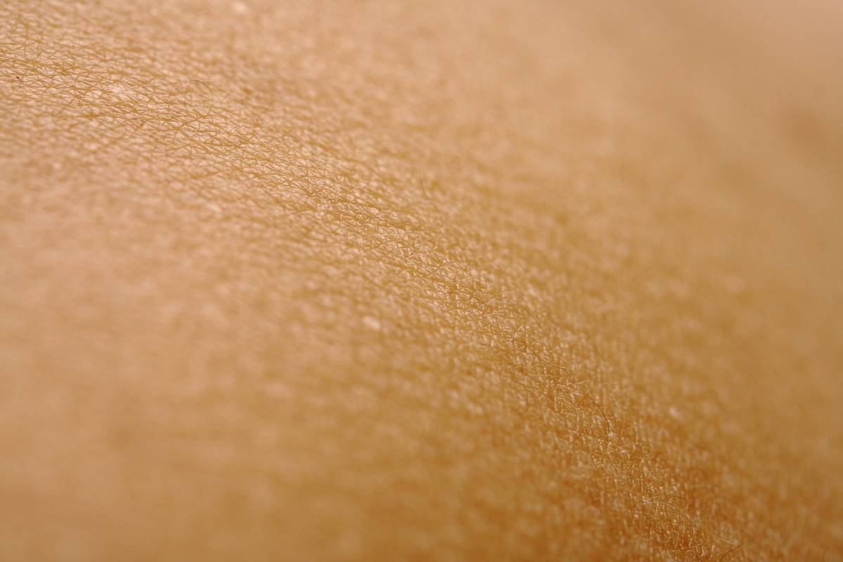 Chart showing natural collagen decline by age: 25 (100%), 35 (85%), 45 (70%), 55 (55%) with markers for sun damage acceleration